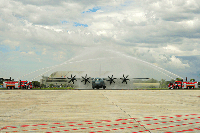 Pesawat C-130J Super Hercules A-1339 Super Hercules menjalani prosesi water salute setibanya di Lanud Halim Perdanakusuma, Jakarta Timur, Senin (6/3/2023).
