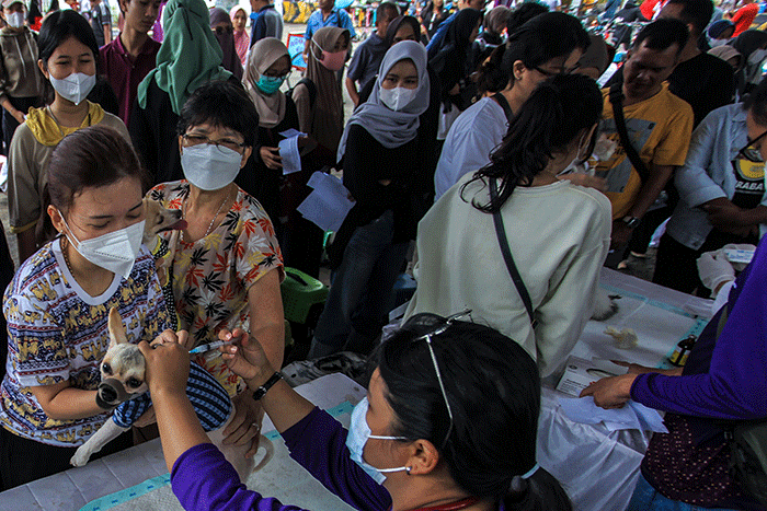 Warga antusias mendatangi layanan Vaksin Rabies gratis untuk hewan peliharaan kucing dan anjing di Taman Kambang Iwak Palembang, Minggu (5/3/2023).