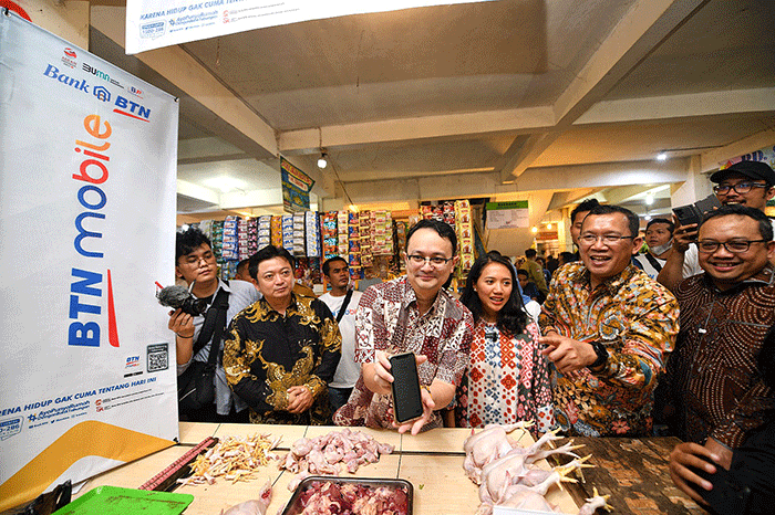 Penandatanganan naskah kesepakatan kerja sama tentang Pengembangan Ekosistem Pasar di wilayah Jawa Barat, di Pasar Tagog, Padalarang.