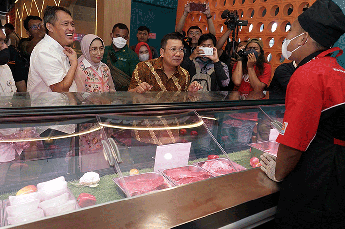Pembukaan Toko Daging Nusantara di Cikampek, Jawa Barat, Selasa (7/3/2023).