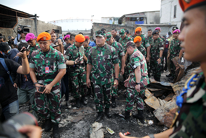 Panglima TNI Laksamana TNI Yudo Margono (tengah) beserta jajarannya meninjau lokasi permukiman yang terdampak kebakaran Depo Pertamina Plumpang.