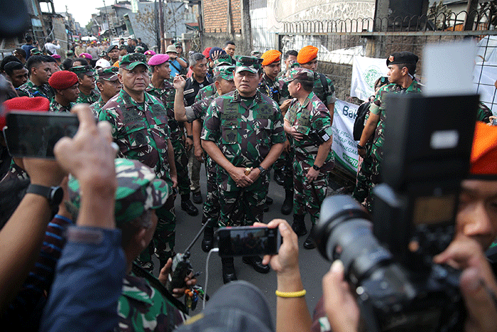 Panglima TNI Laksamana TNI Yudo Margono (tengah) beserta jajarannya meninjau lokasi permukiman yang terdampak kebakaran Depo Pertamina Plumpang.