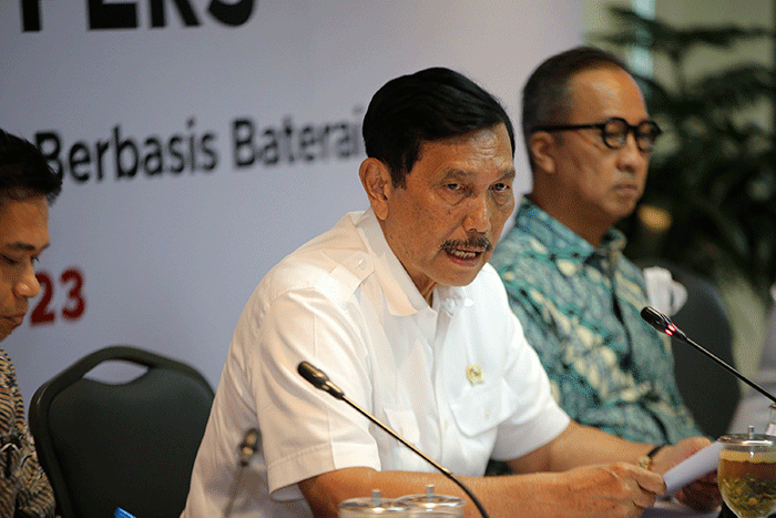 Keterangan pers terkait pemberian subsidi kendaraan bermotor listrik berbasis baterai (KBLBB) di Kantor Kemenko Kemaritiman dan Investasi, Jakarta.