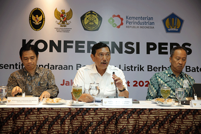 Keterangan pers terkait pemberian subsidi kendaraan bermotor listrik berbasis baterai (KBLBB) di Kantor Kemenko Kemaritiman dan Investasi, Jakarta.