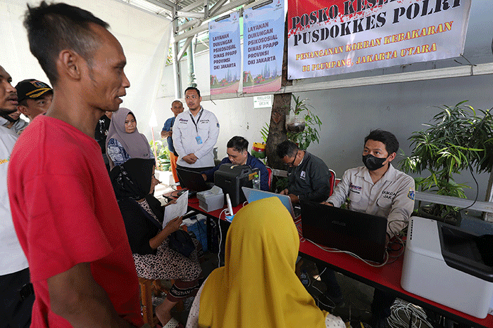 Petugas Suku Dinas Kependudukan dan Pencatatan Sipil Kota Administrasi Jakarta Utara melayani warga korban terdampak kebakaran Depo Pertamina Plumpang.