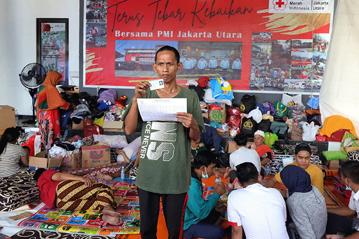 Petugas Suku Dinas Kependudukan dan Pencatatan Sipil Kota Administrasi Jakarta Utara melayani warga korban terdampak kebakaran Depo Pertamina Plumpang.