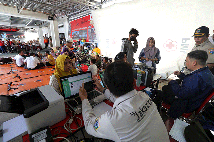 Petugas Suku Dinas Kependudukan dan Pencatatan Sipil Kota Administrasi Jakarta Utara melayani warga korban terdampak kebakaran Depo Pertamina Plumpang.