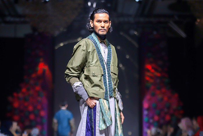 Sejumlah model berjalan di cat walk saat Opening Ceremony Muslim Fashion Festival (MUFFEST+) di The Westin Hotel Jakarta, Selasa (7/3/2023).