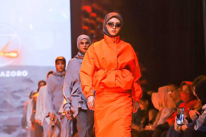 Sejumlah model berjalan di cat walk saat Opening Ceremony Muslim Fashion Festival (MUFFEST+) di The Westin Hotel Jakarta, Selasa (7/3/2023).