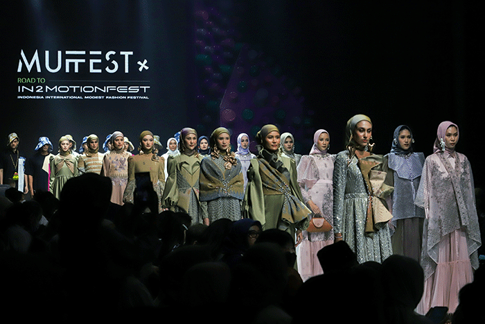 Sejumlah model berjalan di cat walk saat Opening Ceremony Muslim Fashion Festival (MUFFEST+) di The Westin Hotel Jakarta, Selasa (7/3/2023).