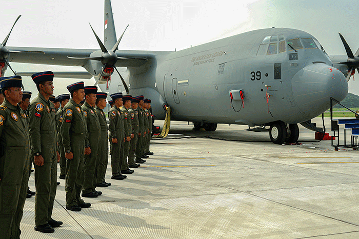 Penerbang TNI AU Ltk Anjoe Manik saat menjelaskan kokpit Pesawat C-130J Super Hercules A-1339 di Lanud Halim Perdanakusuma, Jakarta, Rabu (8/3/2023).
