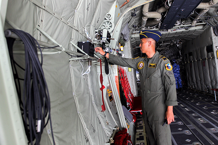 Penerbang TNI AU Ltk Anjoe Manik saat menjelaskan kokpit Pesawat C-130J Super Hercules A-1339 di Lanud Halim Perdanakusuma, Jakarta, Rabu (8/3/2023).