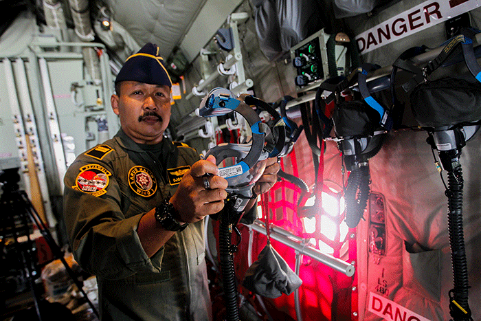 Penerbang TNI AU Ltk Anjoe Manik saat menjelaskan kokpit Pesawat C-130J Super Hercules A-1339 di Lanud Halim Perdanakusuma, Jakarta, Rabu (8/3/2023).