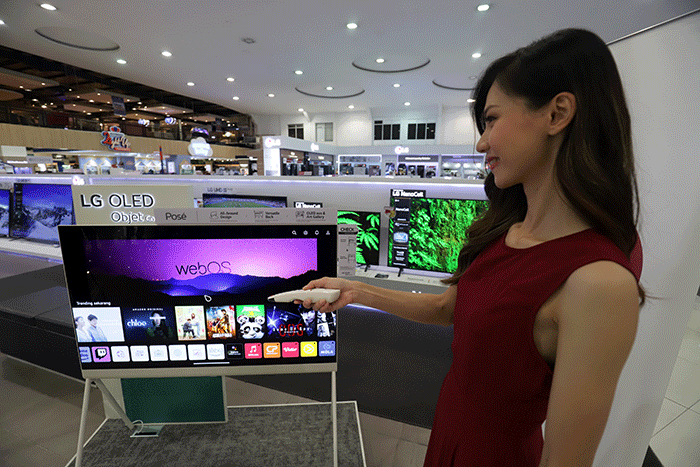 Model mencoba LG TV OLED Pose di Jakarta, Selasa (7/3/2023).