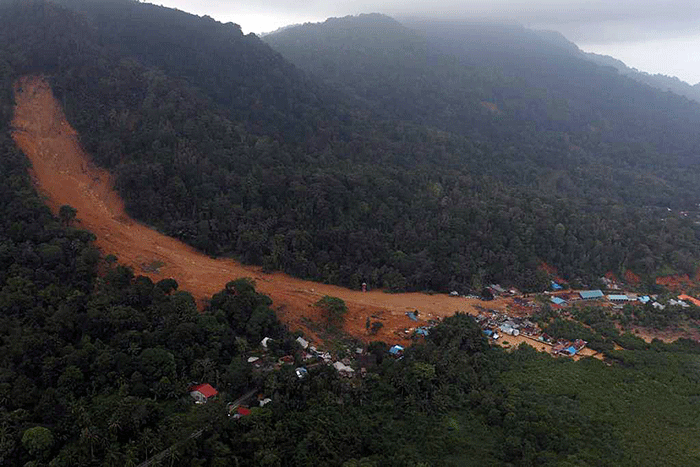 Foto udara Kampung Genteng, Desa Pangkalan, Kecamatan Serasan, Kabupaten Natuna yang terdampak tanah longsor, Rabu (8/3/2023).