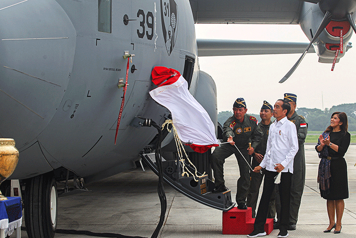 Presiden Joko Widodo menarik kain penutup tanda penempatan pesawat C-130J-30 Super Hercules A-1339 untuk Skadron 31 di Lanud Halim Perdanakusuma, Jakarta.