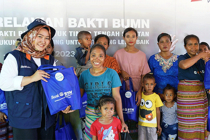 Para Relawan Bakti BUMN memberikan paket Pemberian Makanan Tambahan (PMT) kepada para ibu di Desa Kolbano, Timor Tengah Selatan, Nusa Tenggara Timur.