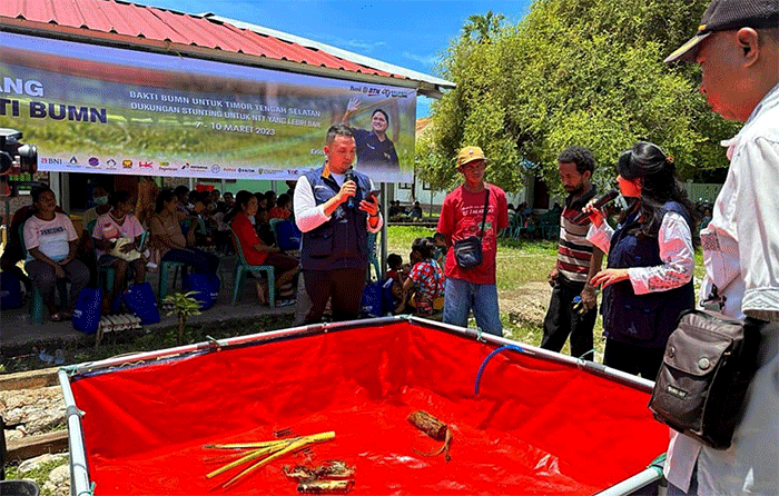 Para Relawan Bakti BUMN memberikan paket Pemberian Makanan Tambahan (PMT) kepada para ibu di Desa Kolbano, Timor Tengah Selatan, Nusa Tenggara Timur.