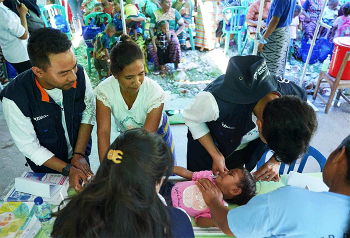Para Relawan Bakti BUMN memberikan paket Pemberian Makanan Tambahan (PMT) kepada para ibu di Desa Kolbano, Timor Tengah Selatan, Nusa Tenggara Timur.