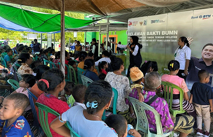 Para Relawan Bakti BUMN memberikan paket Pemberian Makanan Tambahan (PMT) kepada para ibu di Desa Kolbano, Timor Tengah Selatan, Nusa Tenggara Timur.