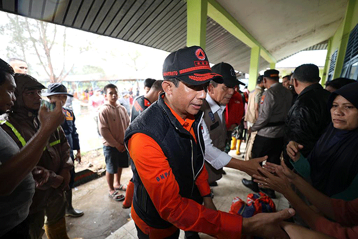 Kepala BNPB Letjen TNI Suharyanto (kiri) berinteraksi dengan warga pengungsi Puskesmas Serasan, Kecamatan Serasan, Kabupaten Natuna, Kepulauan Riau.