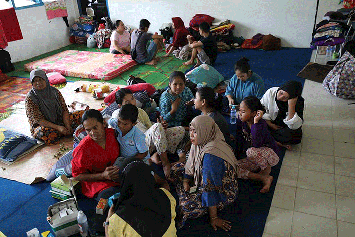 Kepala BNPB Letjen TNI Suharyanto (kiri) berinteraksi dengan warga pengungsi Puskesmas Serasan, Kecamatan Serasan, Kabupaten Natuna, Kepulauan Riau.