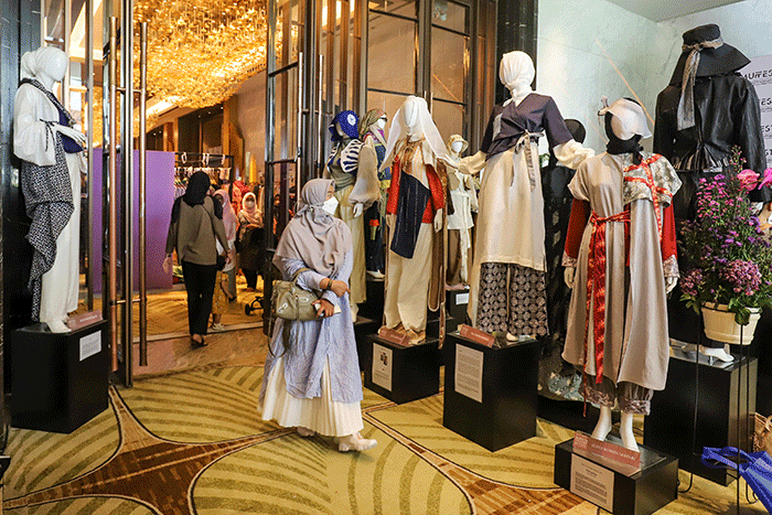 Pengunjung melihat busana yang dijajakan di salah satu stan pameran produk fesyen saat berlangsungnya Muslim Fashion Festival (MUFFEST+) 2023 di Jakarta.