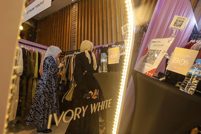 Pengunjung melihat busana yang dijajakan di salah satu stan pameran produk fesyen saat berlangsungnya Muslim Fashion Festival (MUFFEST+) 2023 di Jakarta.