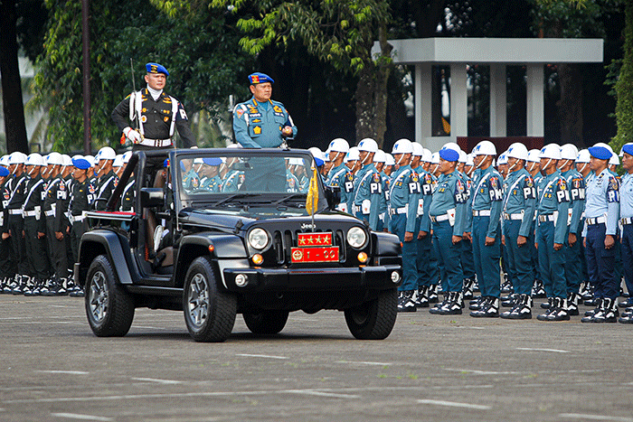 Panglima TNI Laksamana TNI Yudo Margono menaiki mobil komando mengecek pasukan pada upacara Gaktib dan Yustisi di Mabes TNI, Cilangkap, Jakarta.