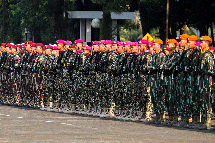 Panglima TNI Laksamana TNI Yudo Margono menaiki mobil komando mengecek pasukan pada upacara Gaktib dan Yustisi di Mabes TNI, Cilangkap, Jakarta.