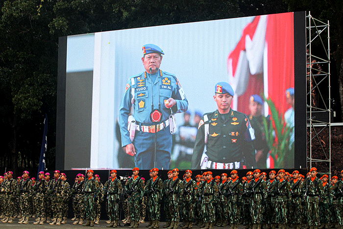 Panglima TNI Laksamana TNI Yudo Margono menaiki mobil komando mengecek pasukan pada upacara Gaktib dan Yustisi di Mabes TNI, Cilangkap, Jakarta.