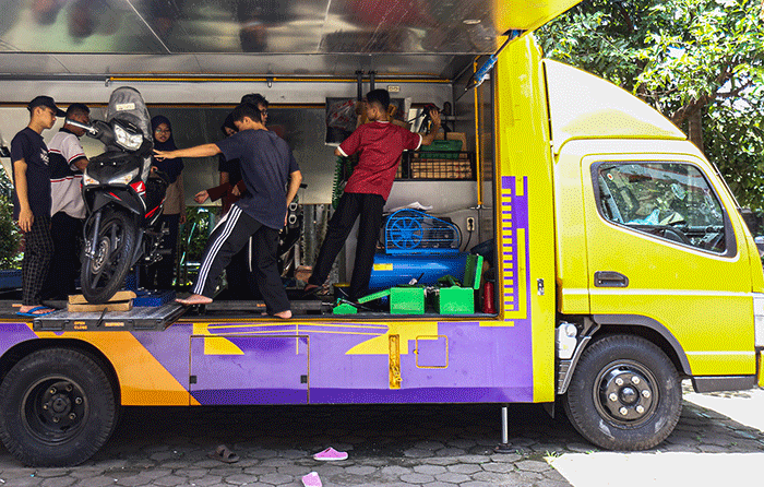 Sejumlah peserta mengikuti pelatihan kursus kerja otomotif ringan secara gratis yang digelar oleh PPKPI di kawasan Munjul, Jakarta Timur, Kamis (9/3/2023).