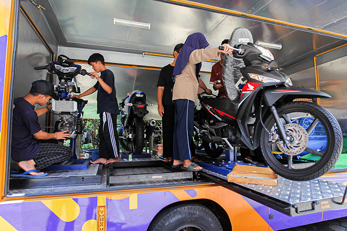 Sejumlah peserta mengikuti pelatihan kursus kerja otomotif ringan secara gratis yang digelar oleh PPKPI di kawasan Munjul, Jakarta Timur, Kamis (9/3/2023).