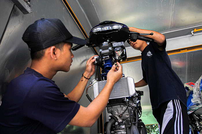 Sejumlah peserta mengikuti pelatihan kursus kerja otomotif ringan secara gratis yang digelar oleh PPKPI di kawasan Munjul, Jakarta Timur, Kamis (9/3/2023).