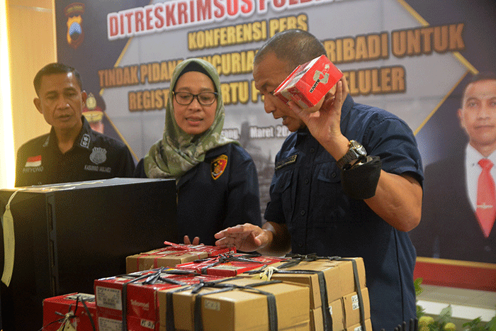 Dirreskrimsus Polda Jateng Kombes Pol Dwi Subagio (tengah) menunjukkan barang bukti kejahatan pencurian data pribadi untuk registrasi kartu perdana seluler.