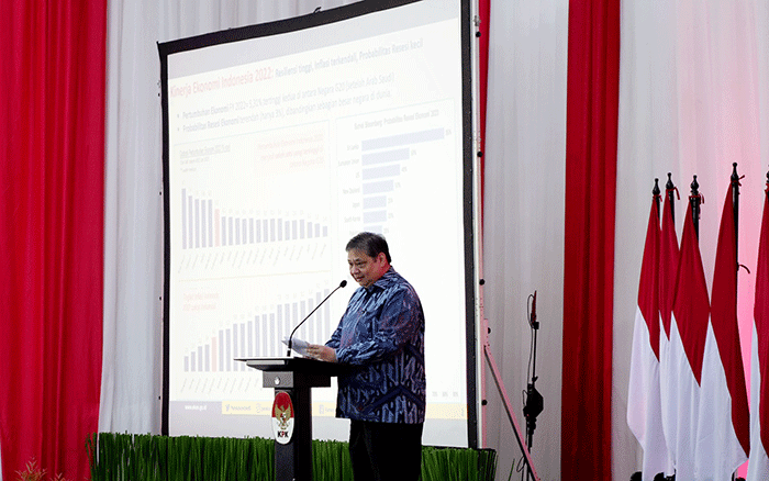 Menko Airlangga Hartarto memberikan paparannya saat acara Penandatanganan Komitmen Pelaksanaan Aksi Pencegahan Korupsi Tahun 2023-2024 di Gedung KPK.