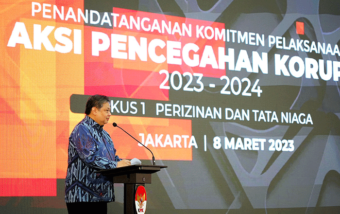 Menko Airlangga Hartarto memberikan paparannya saat acara Penandatanganan Komitmen Pelaksanaan Aksi Pencegahan Korupsi Tahun 2023-2024 di Gedung KPK.
