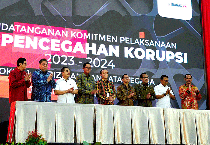 Menko Airlangga Hartarto memberikan paparannya saat acara Penandatanganan Komitmen Pelaksanaan Aksi Pencegahan Korupsi Tahun 2023-2024 di Gedung KPK.