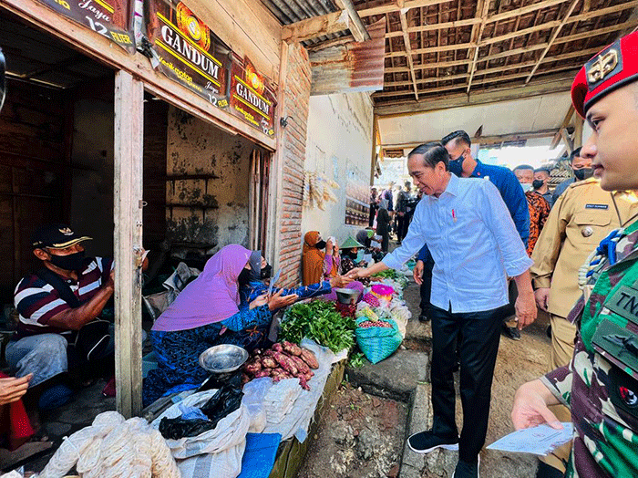 Presiden Joko Widodo mengunjungi Pasar Mendenrejo di Kabupaten Blora, Jawa Tengah, Jumat (10/3/2023).