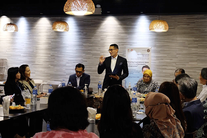 Senyum Menparekraf, Sandiaga Salahuddin Uno merekah ketika mengunjungi Restoran Kampoeng di Causeway Bay, Hong Kong, Kamis (9/3/2023).