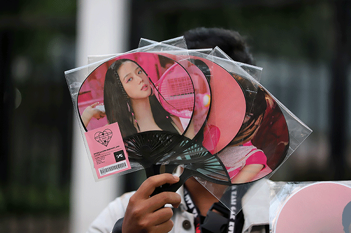 Pedagang menawarkan atribut group vokal Blackpink kepada fans saat penukaran tiket konser Blackpink World Tour (Born Pink) Jakarta.