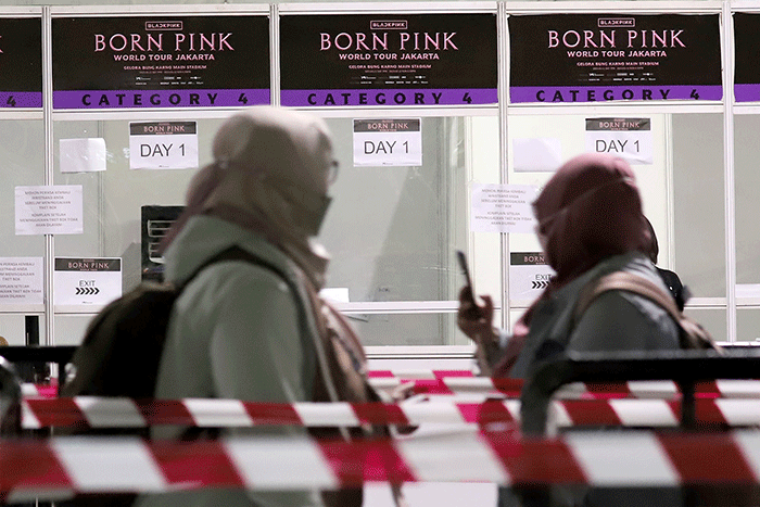 Calon penonton menukarkan tiket konser Blackpink World Tour (Born Pink) Jakarta di Kawasan Parkir Selatan Gelora Bung Karno, Jakarta, Kamis (9/3/2023).
