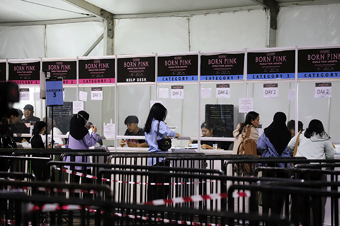Calon penonton menukarkan tiket konser Blackpink World Tour (Born Pink) Jakarta di Kawasan Parkir Selatan Gelora Bung Karno, Jakarta, Kamis (9/3/2023).
