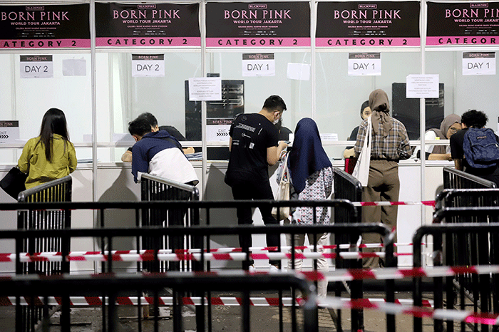 Calon penonton menukarkan tiket konser Blackpink World Tour (Born Pink) Jakarta di Kawasan Parkir Selatan Gelora Bung Karno, Jakarta, Kamis (9/3/2023).