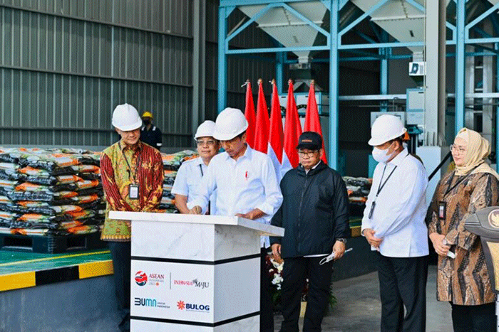 Presiden Joko Widodo saat meresmikan Sentra Penggilingan Padi Sragen, Kabupaten Sragen, Jawa Tengah, Sabtu (11/3/2023).