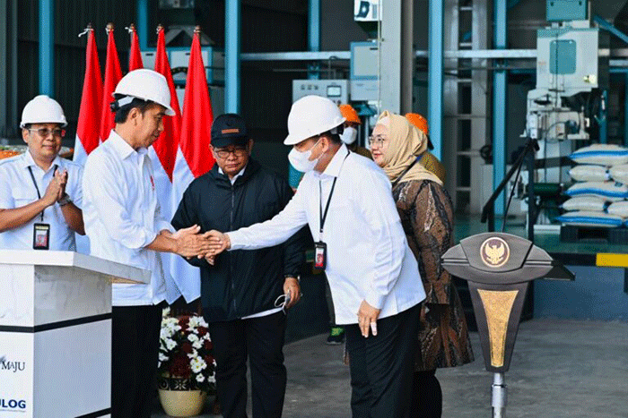 Presiden Joko Widodo saat meresmikan Sentra Penggilingan Padi Sragen, Kabupaten Sragen, Jawa Tengah, Sabtu (11/3/2023).