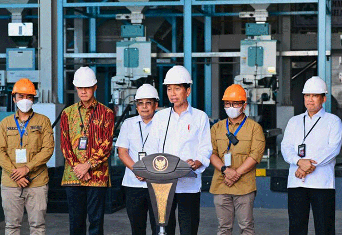 Presiden Joko Widodo saat meresmikan Sentra Penggilingan Padi Sragen, Kabupaten Sragen, Jawa Tengah, Sabtu (11/3/2023).