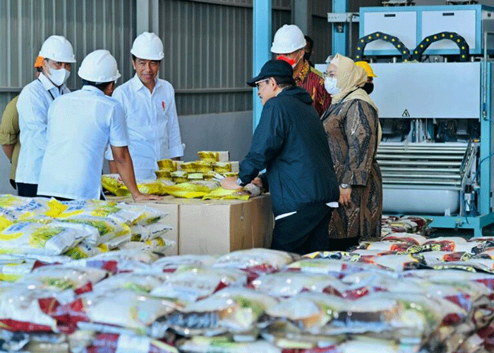 Presiden Joko Widodo saat meresmikan Sentra Penggilingan Padi Sragen, Kabupaten Sragen, Jawa Tengah, Sabtu (11/3/2023).