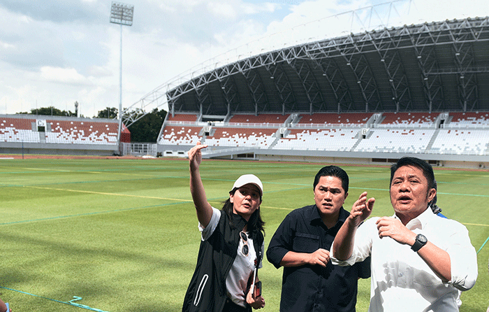 Ketum PSSI Erick Thohir didampingi Menpora Zainudin Amali, Gubernur Sumsel Herman Deru, Wali Kota Palembang Harnojoyo memantau kesiapan Stadion GSJ Palembang.