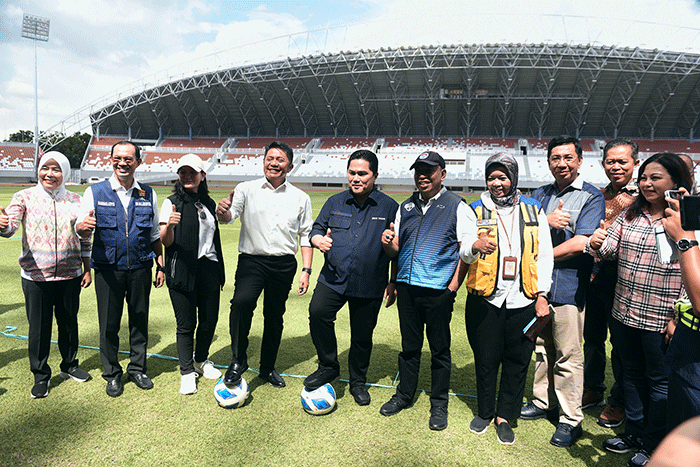 Ketum PSSI Erick Thohir didampingi Menpora Zainudin Amali, Gubernur Sumsel Herman Deru, Wali Kota Palembang Harnojoyo memantau kesiapan Stadion GSJ Palembang.